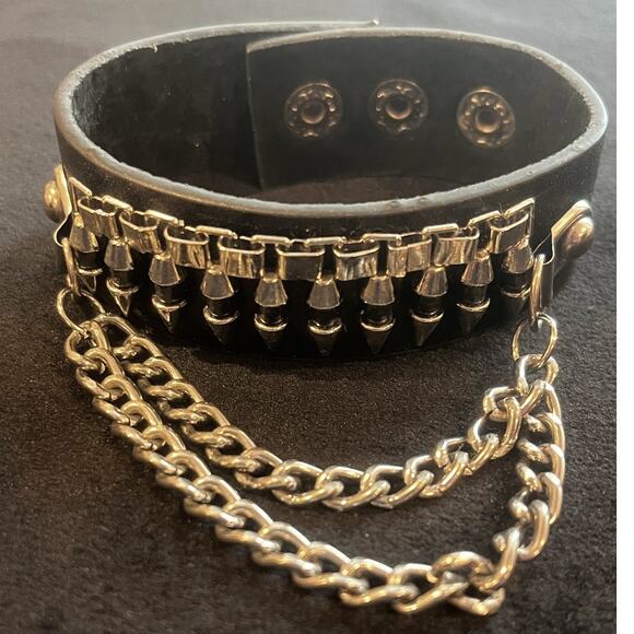 Silver Bullets Chains Style PU Leather Gothic Style Wristband - Picture 3 of 4